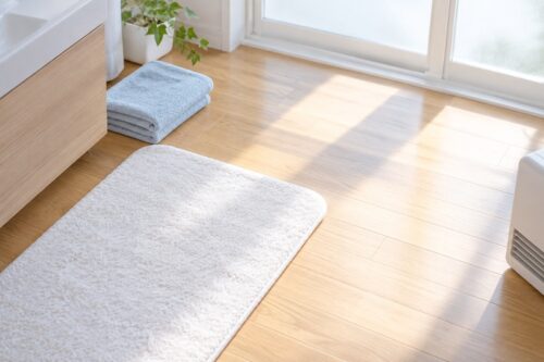洗面所の足もとを照らす朝の光